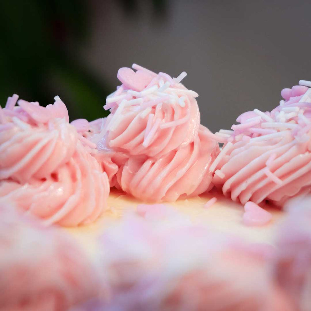 
            
                Load image into Gallery viewer, Avec notre mélange de décors à pâtisserie « La vie en rose », vos gâteaux seront encore plus gourmands
            
        